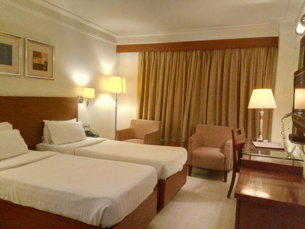 Hotel Hampshire Plaza à Haïdarabad Extérieur photo