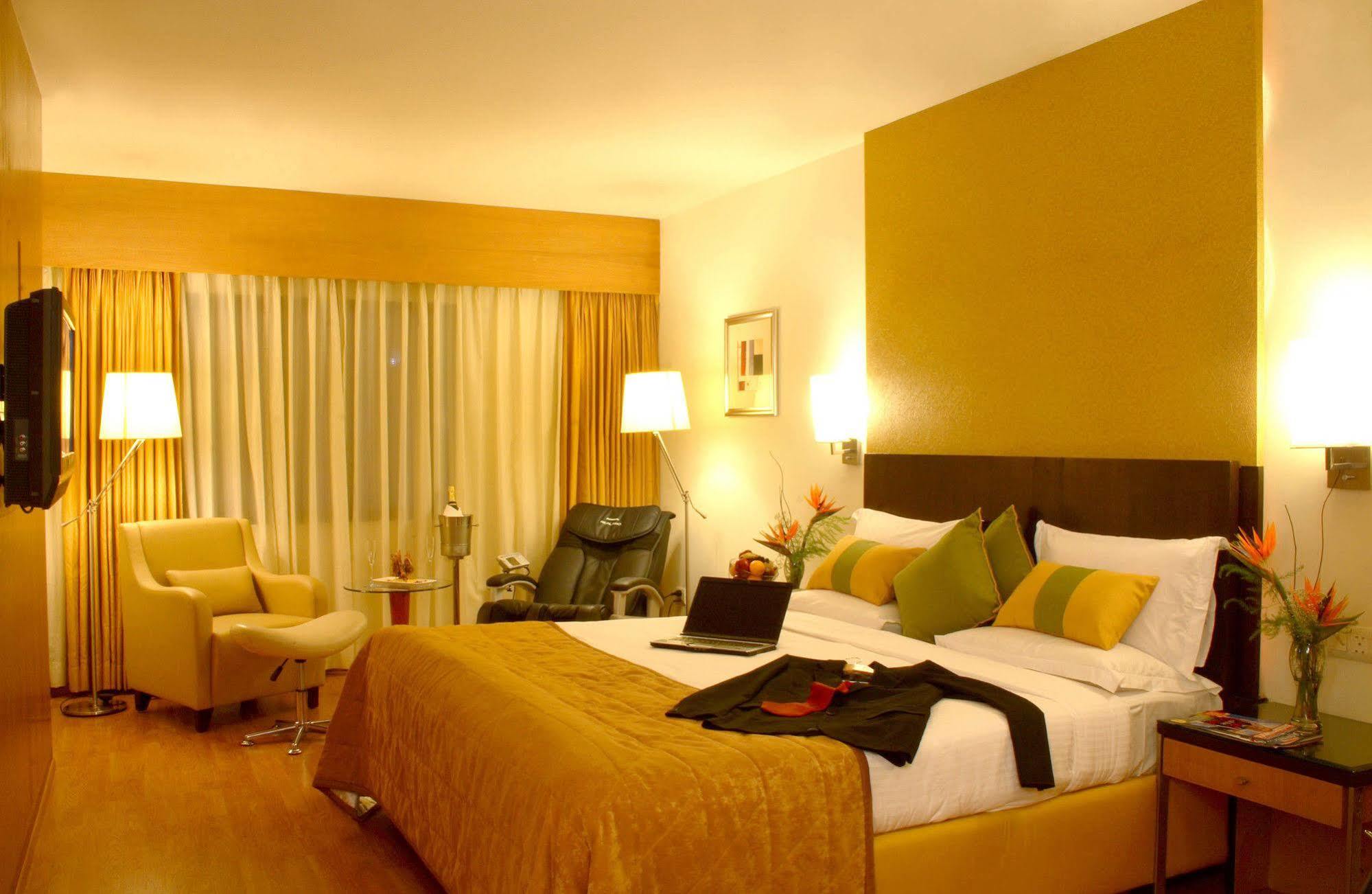 Hotel Hampshire Plaza à Haïdarabad Extérieur photo